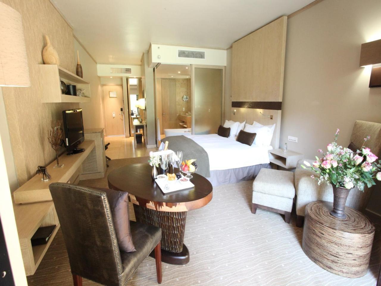 Lombardy Boutique Hotel & Conference Venue Претория Екстериор снимка